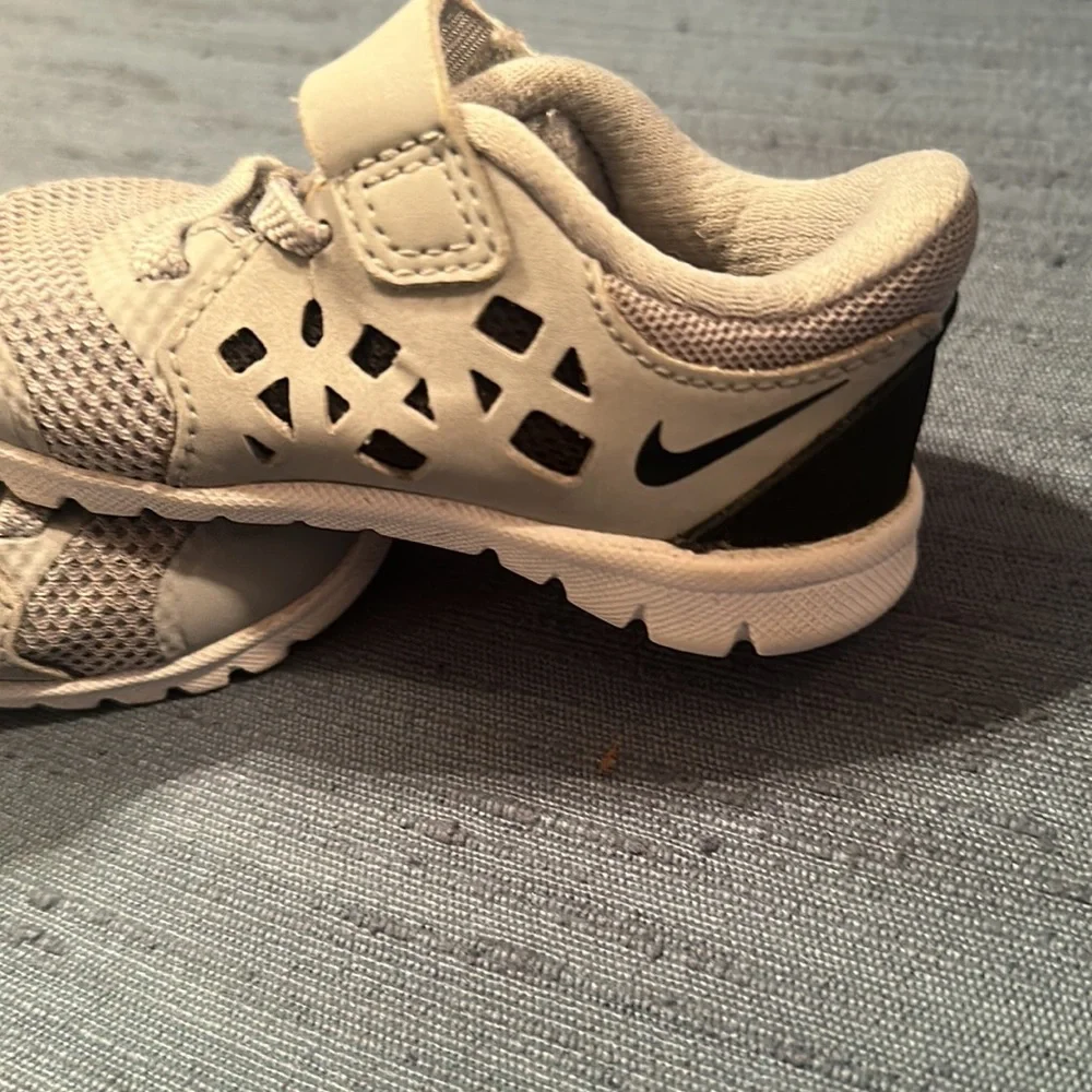 Gray Nike baby boy shoes - Picture 6 of 7